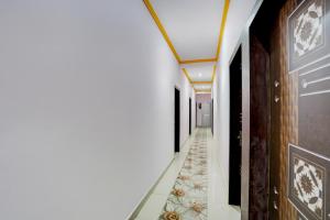 a long hallway with at Super Collection O Patna Airport Formerly Hotel Shahi Mahal in Dānāpur