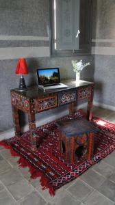 Riad Jardin des Orangers的电视和/或娱乐中心