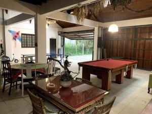 a living room with a ping pong table and chairs at Casa do Fachoalto in Petrópolis