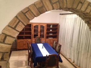 une salle à manger avec une table bleue et une voûte dans l'établissement Holiday home with private parking Vukovar, à Vukovar