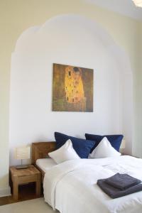 2 Betten in einem Schlafzimmer mit Wandgemälde in der Unterkunft Villa Erica in Teltow