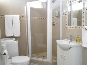 ストランドにある308 St Tropezのバスルーム(シャワー、トイレ、シンク付)