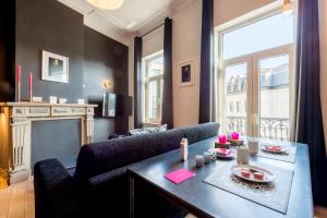 sala de estar con sofá y mesa en Smartflats - Sablon Brussels, en Bruselas