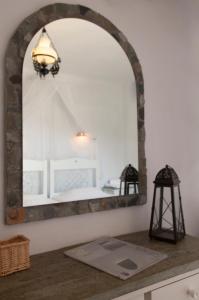 baño con espejo grande en la encimera en Ostria Studios en Platis Yialos Sifnos