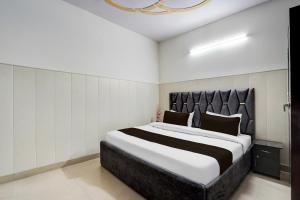 a bedroom with a large bed in a room at Super Hotel O Dwarka Mor Metro Station in New Delhi