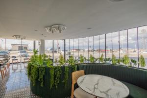 a restaurant with a table and a view of a parking lot at Dedem Hotel Dinlenme Tesisleri-Sultanhanı in Sultanhanı