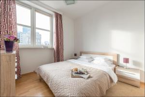 Łóżko lub łóżka w pokoju w obiekcie P&O Apartments Zgoda