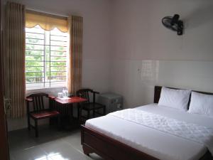 Giường trong phòng chung tại Hoa Sua Motel
