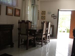 Edvige' S House in Residence في سان فيليس سيرسيو: غرفة طعام مع طاولة وكراسي خشبية +11 صورة