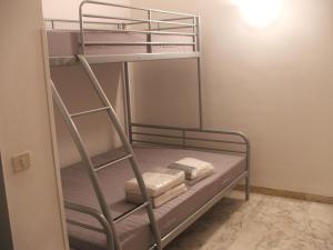 サン・フェリーチェ・チルチェーオにあるEdvige' S House in Residenceの二段ベッド1組(二段ベッド2台付)が備わる客室です。
