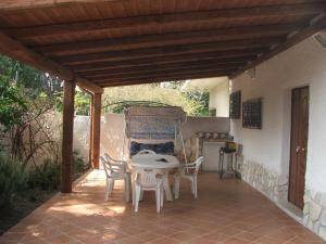 Edvige' S House in Residence في سان فيليس سيرسيو: فناء عليه طاولة وكراسي