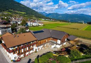 een luchtzicht op een huis en een wijngaard bij Niedermairhof in Falzes
