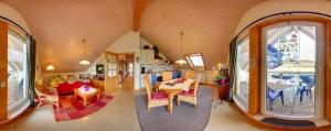 a living room and dining room in a tiny house at Gästehaus Rosengarten im Nahetal in Kirn