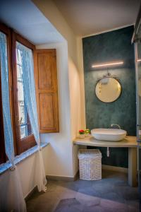 La salle de bains est pourvue d'un lavabo et d'un miroir mural. dans l'établissement Marghaerita B&B, à Cetraro