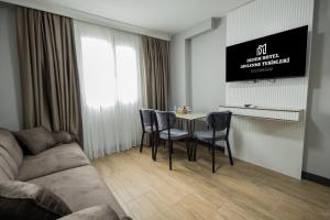 a living room with a table and chairs at Dedem Hotel Dinlenme Tesisleri-Sultanhanı in Sultanhanı
