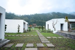 a courtyard of a house with mountains in the background at Villa Jepun Segara Giri in Kubupenlokan