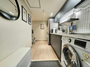 a laundry room with a washer and dryer at 샤인 스테이 in Kung-mal