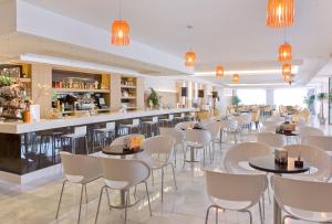Reštaurácia alebo iné gastronomické zariadenie v ubytovaní Hotel RH Bayren Parc