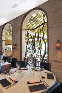Reštaurácia alebo iné gastronomické zariadenie v ubytovaní Logis hotels Les Glycines