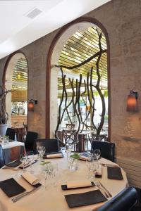 Restaurace v ubytování Logis hotels Les Glycines