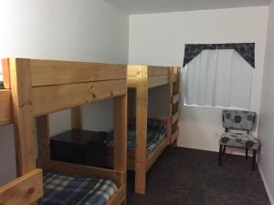 Двухъярусная кровать или двухъярусные кровати в номере Invermere Hostel