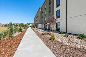 a sidewalk in front of a building at ECHO Suites Extended Stay by Wyndham Reno in Reno