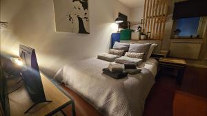 a bedroom with a bed with towels on it at Chez Auguste - charmant studio 3 étoiles in Chaponost
