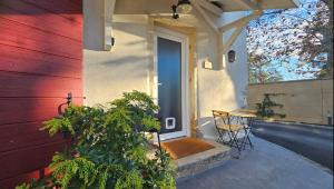 a porch of a house with a table and chairs at Chez Auguste - charmant studio 3 étoiles in Chaponost