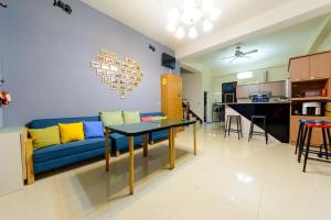 埔里にあるSeven Dwarfs Travel Stackの青いソファとテーブルのあるリビングルーム