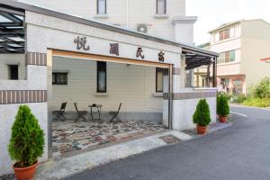 埔里にあるSeven Dwarfs Travel Stackのテーブル付きのパティオが備わる建物