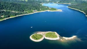 an aerial view of two islands in a body of water at Muchatki domki z sauną in Zagórze