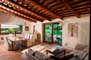 een woonkamer met een bank en een tafel bij Villa Collombroso by PosarelliVillas in Porano