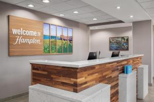 an office lobby with a welcome to hampton inn hamburg at Hampton Inn Leesburg Tavares in Leesburg +73 photos