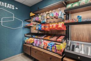 a grocery store aisle with food and snacks on shelves at Hampton Inn Leesburg Tavares in Leesburg