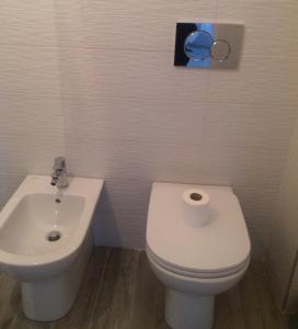 ボローニャにあるAffittacamere Real Flyのバスルーム(白いトイレ、シンク付)