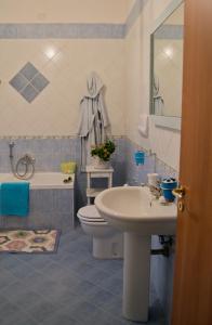 a bathroom with a sink and a toilet and a tub at La piccola casa del cinema in Giffoni Valle Piana