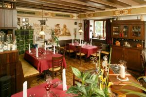 Un restaurante con mesas y sillas en una sala. en Ringhotel sKreuz, en Steinheim am Albuch