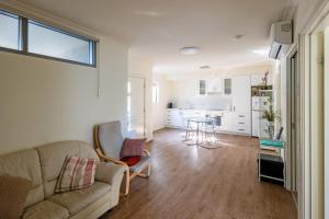 ein Wohnzimmer mit Sofa und Tisch in der Unterkunft Mill View Link in Albany
