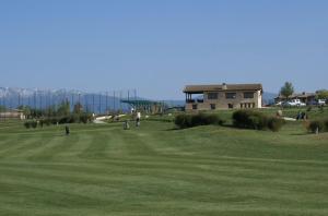 eine Gruppe von Menschen, die auf einem Golfplatz Golf spielen in der Unterkunft El Casón de los Poemas in Grajera