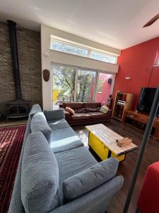 ein Wohnzimmer mit Sofa und Tisch in der Unterkunft Green Door Country Home Ein Zivan in Ein Zivan
