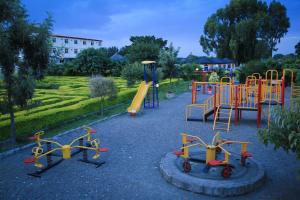 un parque con un área de juegos con tobogán en Haile Resort Ziway Batu, en Ziway