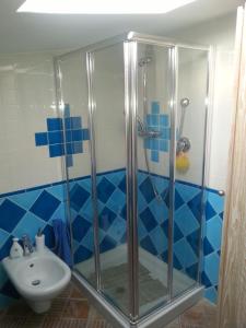 Kylpyhuone majoituspaikassa Appartamento mansardato Anda&Torra