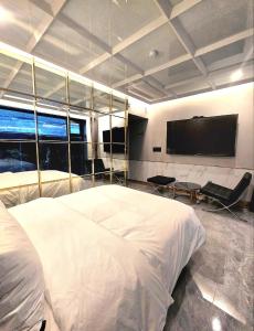 a bedroom with a white bed and a flat screen tv at 델루나호텔 부평점 in Incheon