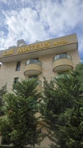 un edificio con un'insegna sul lato di Mateus Hotel & Pool a Jounieh