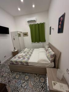 a bedroom with a bed and a green curtain at B&B Flora in Piazza Armerina +20 photos