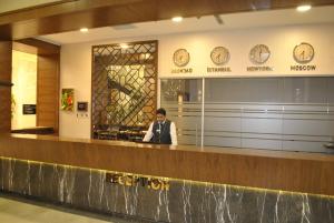 Ahli kakitangan di Kurmick Maysan Hotel +66 gambar
