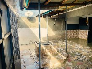 an inside view of a gym with a dirty floor at Residence Gold in Man