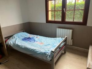 a small bedroom with a bed with a blue sheet at Chambre in Saint-Pierre-dʼAurillac