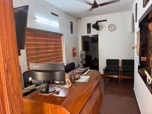 a desk with a computer on top of it at devanjana Guruvayur in Jāmb
