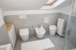 Vonios kambarys apgyvendinimo įstaigoje AMAC Suite with pool dar 13 nuotraukų